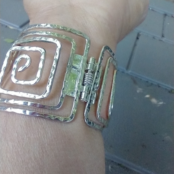 Women's geometric square hinged bracelet. - Picture 4 of 4